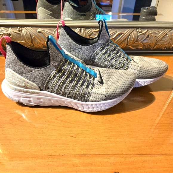 Nike ReAct walking/city shoes - Picture 3 of 14